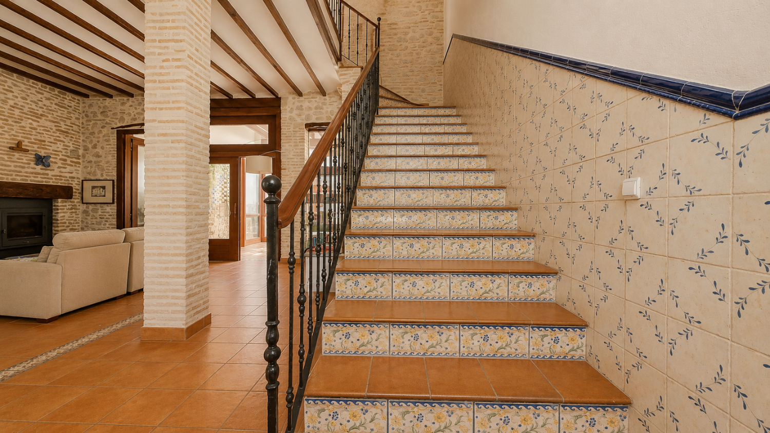Large 5 bedroom 3 bathroom house with private pool.