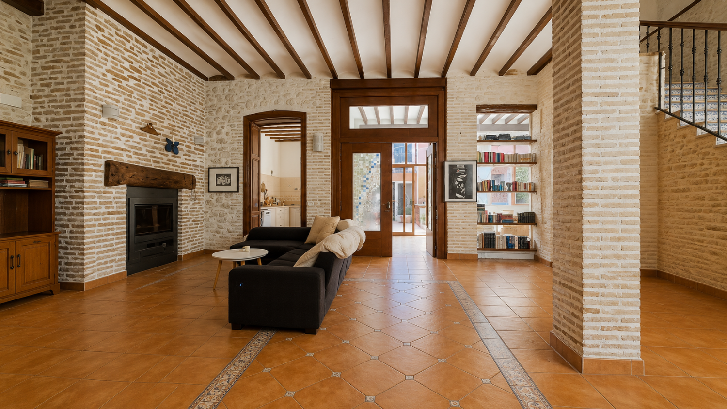 Large 5 bedroom 3 bathroom house with private pool.