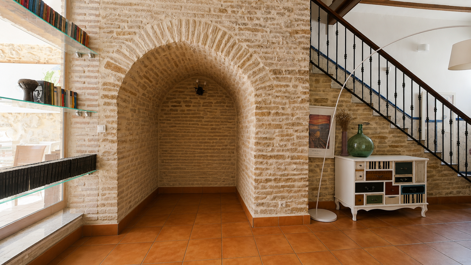 Large 5 bedroom 3 bathroom house with private pool.