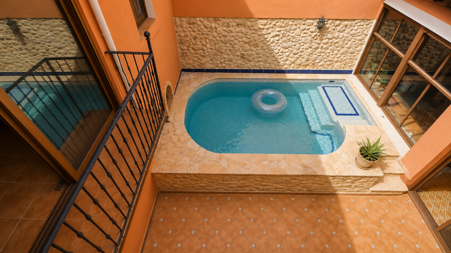 Large 5 bedroom 3 bathroom house with private pool.