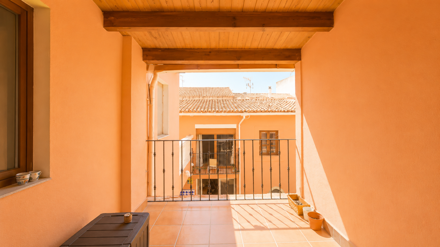 Large 5 bedroom 3 bathroom house with private pool.