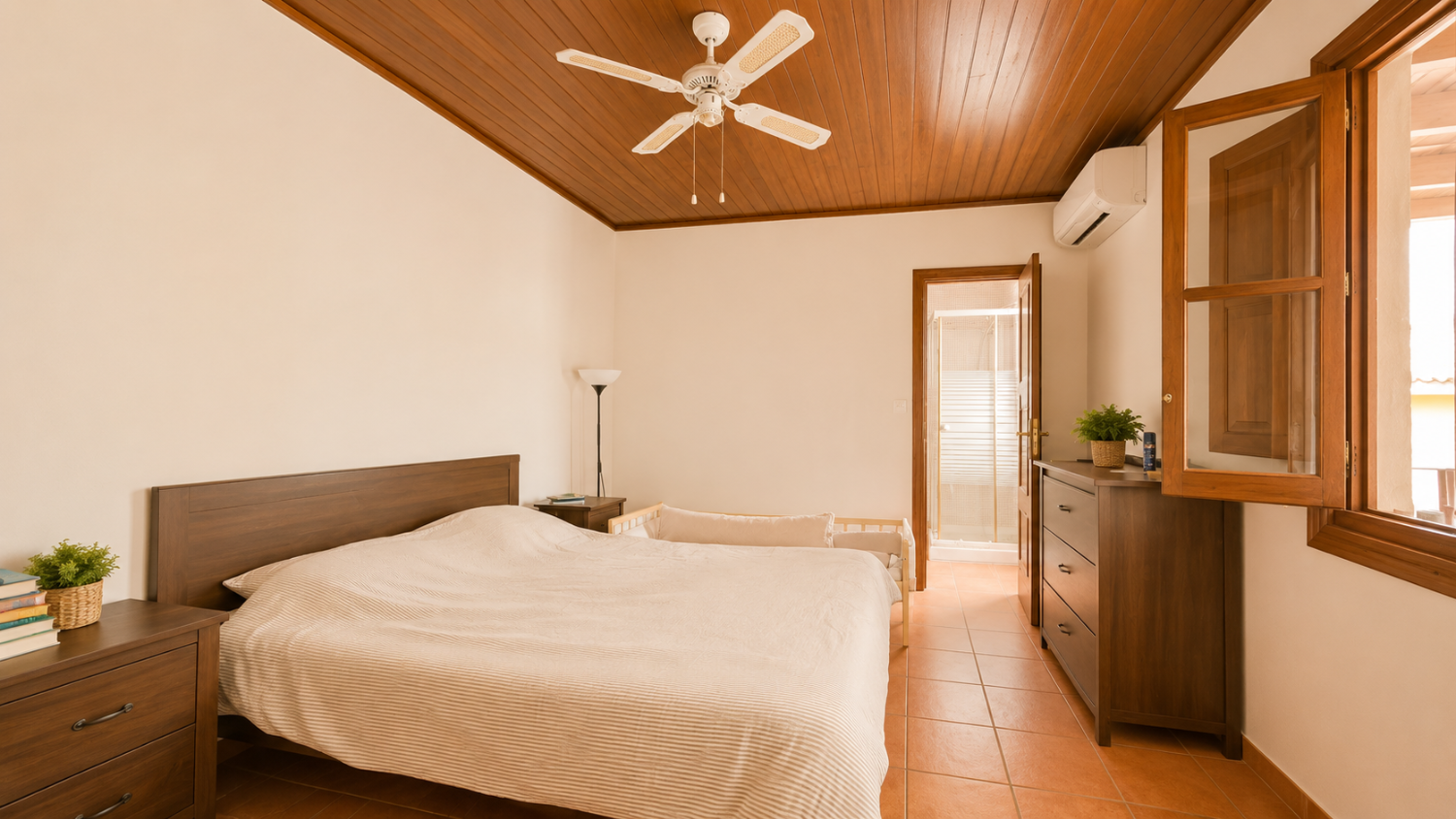Large 5 bedroom 3 bathroom house with private pool.
