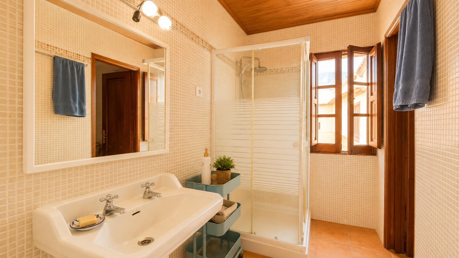 Large 5 bedroom 3 bathroom house with private pool.