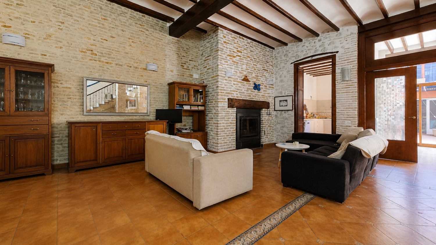 Large 5 bedroom 3 bathroom house with private pool.