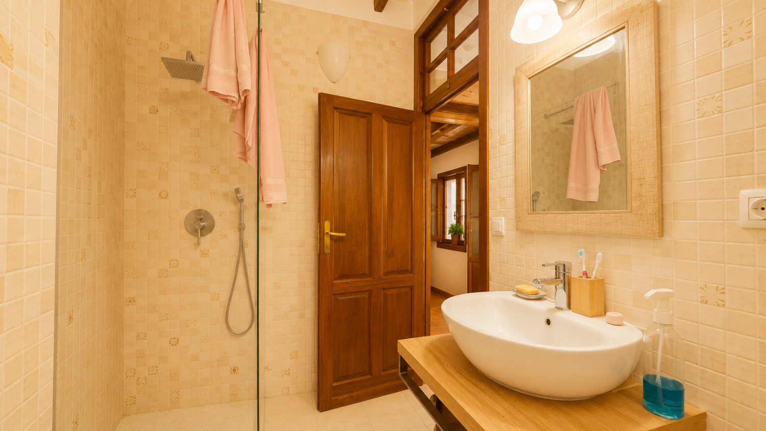 Large 5 bedroom 3 bathroom house with private pool.