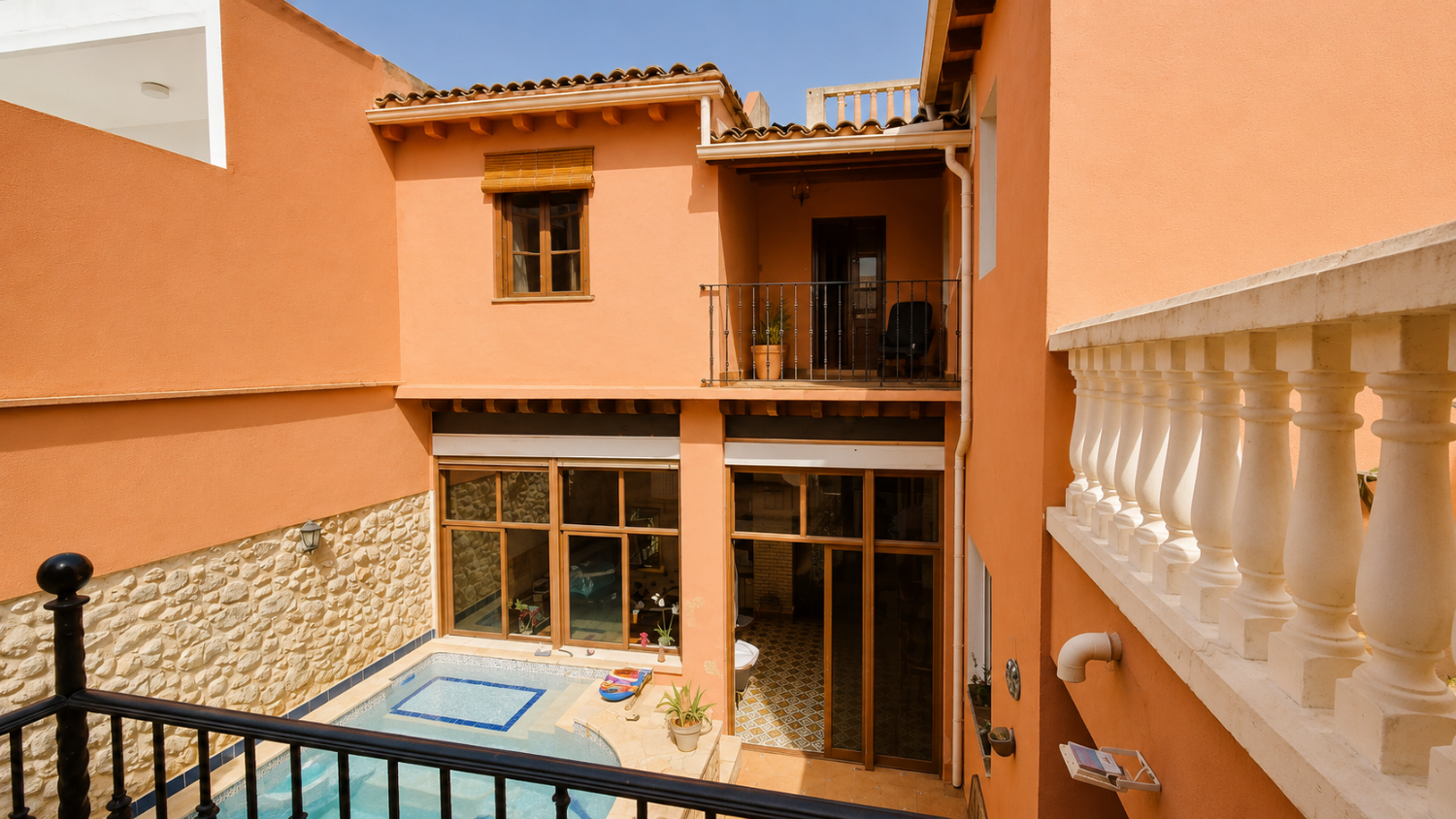 Large 5 bedroom 3 bathroom house with private pool.