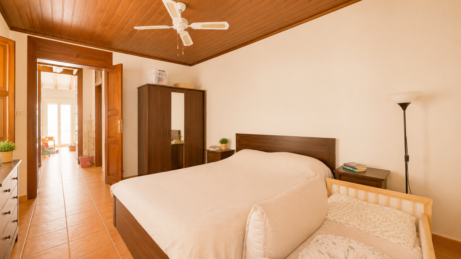 Large 5 bedroom 3 bathroom house with private pool.