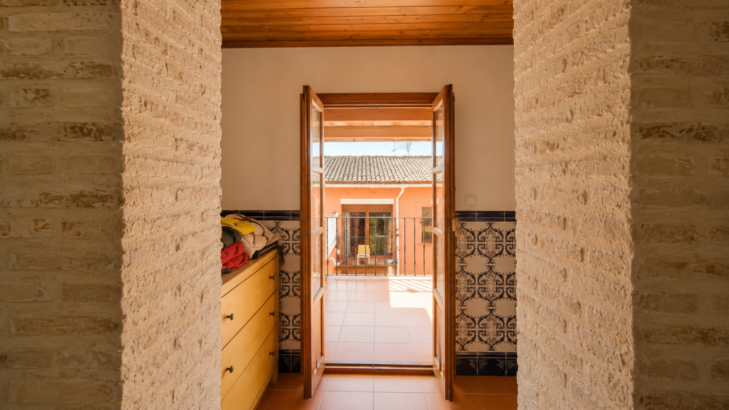 Large 5 bedroom 3 bathroom house with private pool.