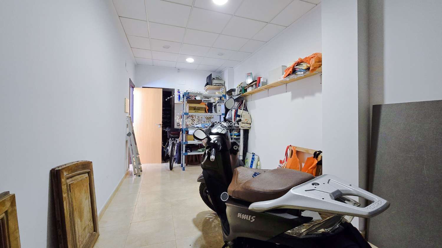 Local comercial con excelente potencial para convertirlo en una vivienda en planta baja – Villalonga, La Safor