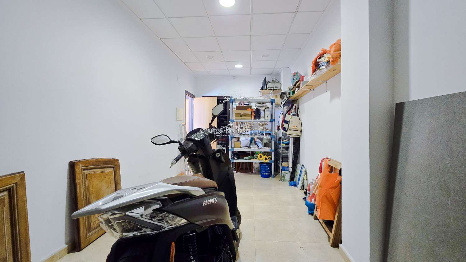 Local comercial con excelente potencial para convertirlo en una vivienda en planta baja – Villalonga, La Safor