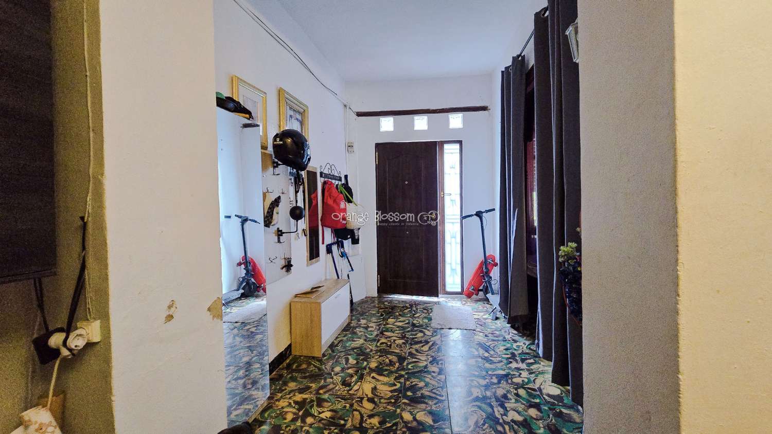 This traditional townhouse enjoys a central position, and offers accommodation with 5 bedrooms over two floors.