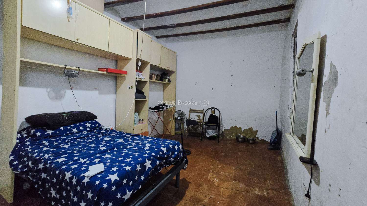This traditional townhouse enjoys a central position, and offers accommodation with 5 bedrooms over two floors.