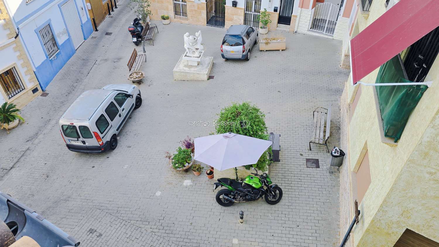 This traditional townhouse enjoys a central position, and offers accommodation with 5 bedrooms over two floors.