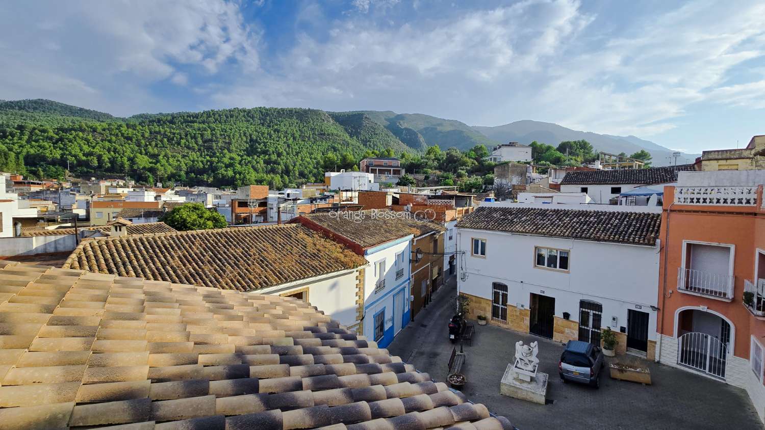 This traditional townhouse enjoys a central position, and offers accommodation with 5 bedrooms over two floors.