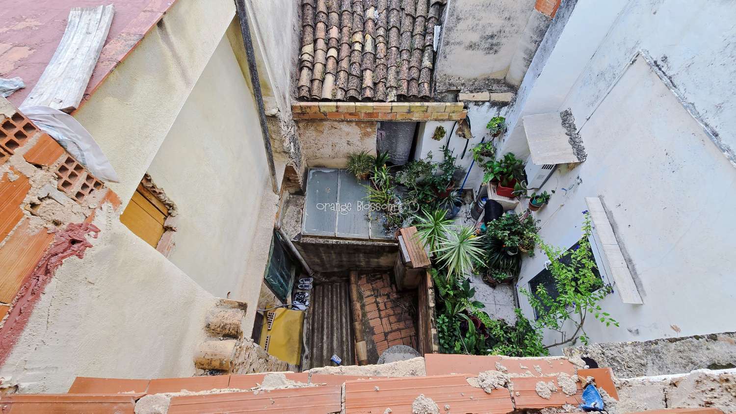 This traditional townhouse enjoys a central position, and offers accommodation with 5 bedrooms over two floors.