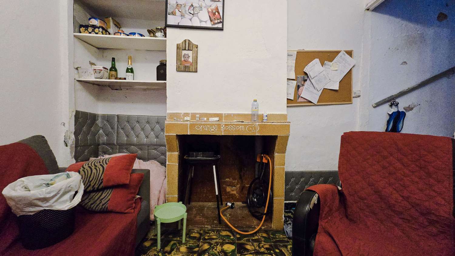 This traditional townhouse enjoys a central position, and offers accommodation with 5 bedrooms over two floors.