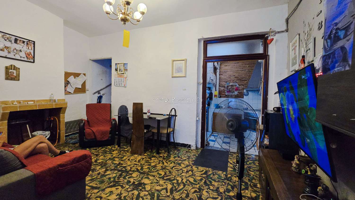 This traditional townhouse enjoys a central position, and offers accommodation with 5 bedrooms over two floors.