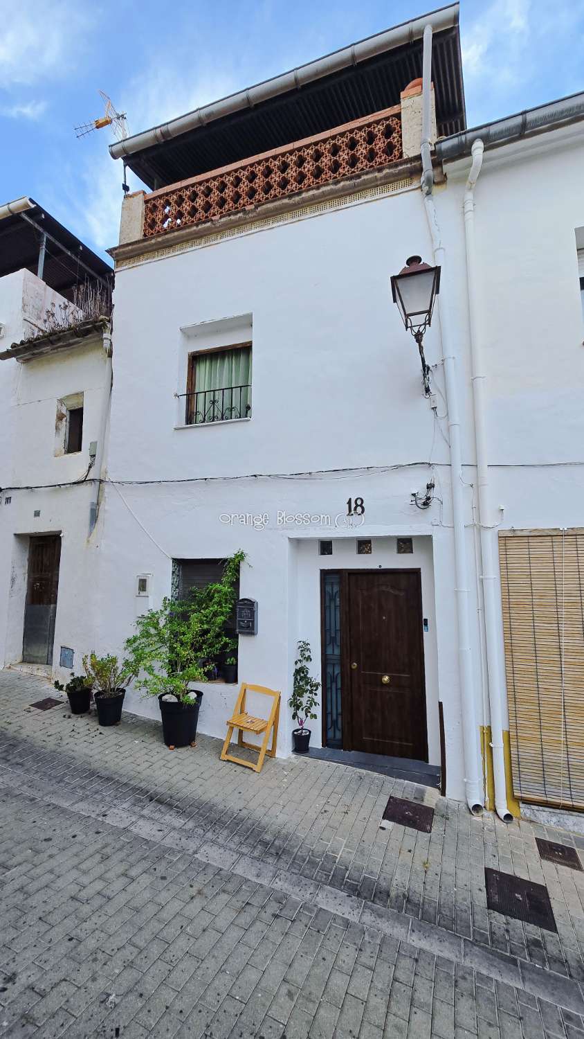 This traditional townhouse enjoys a central position, and offers accommodation with 5 bedrooms over two floors.