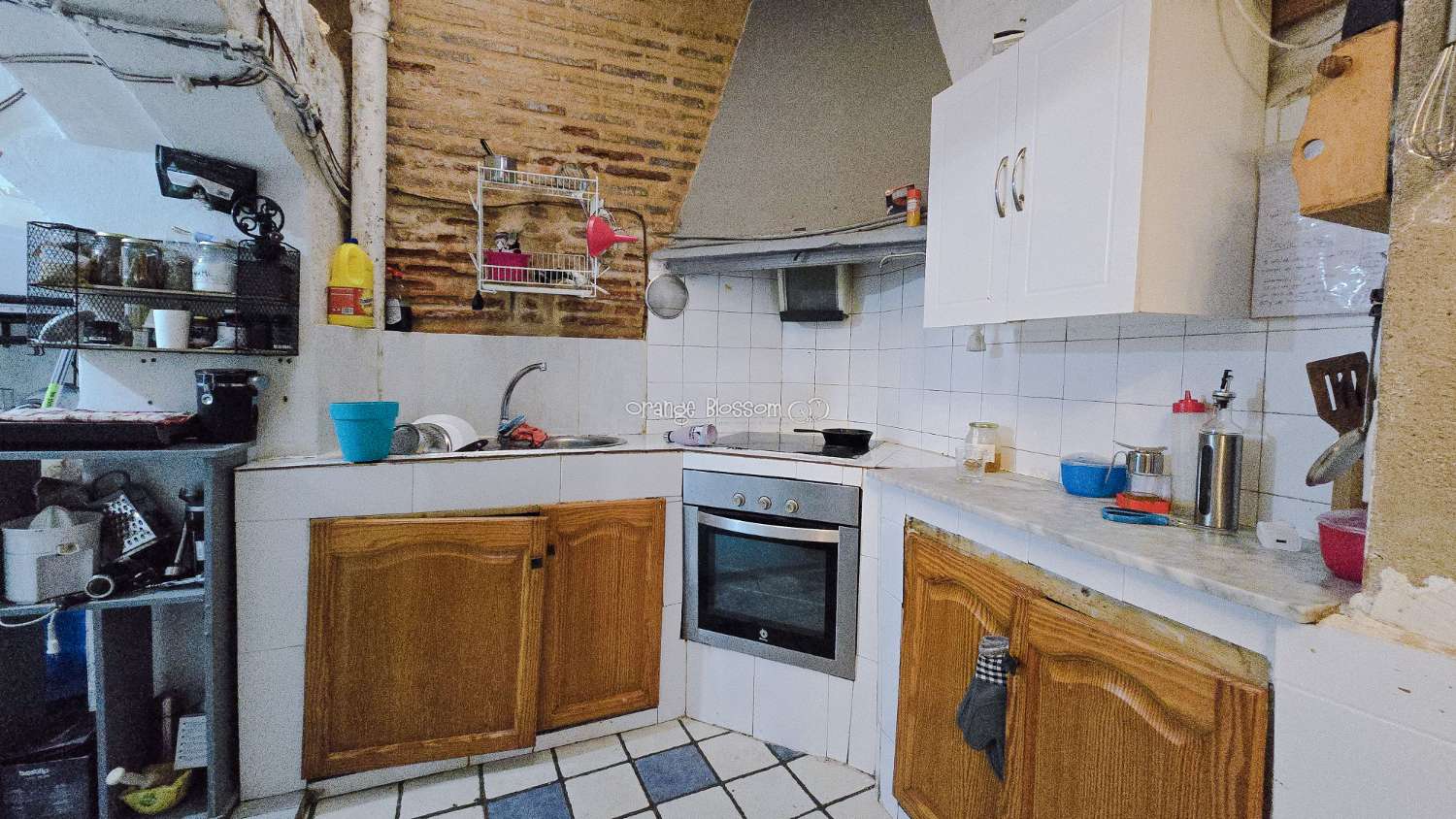 This traditional townhouse enjoys a central position, and offers accommodation with 5 bedrooms over two floors.