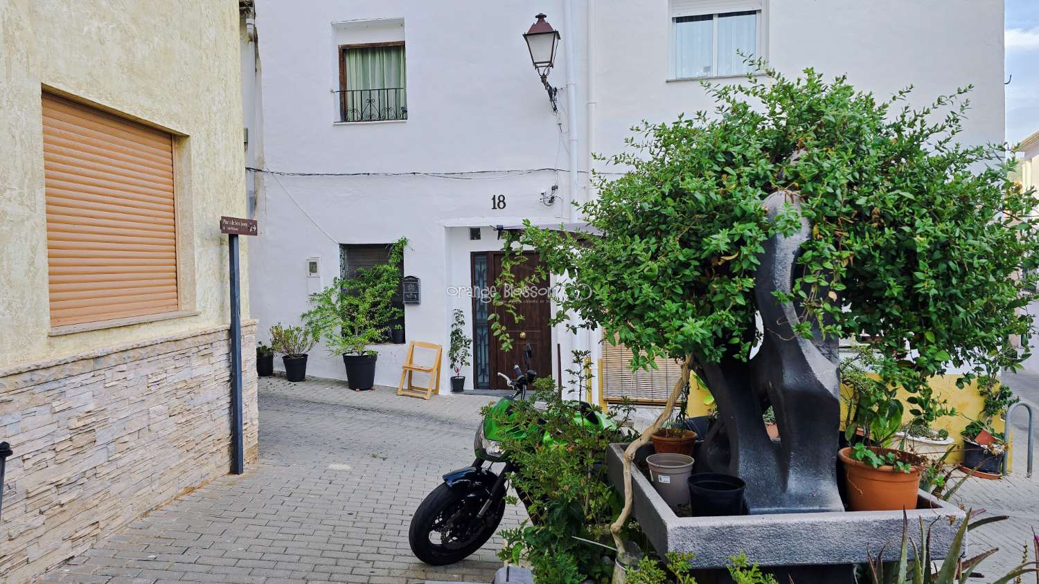 This traditional townhouse enjoys a central position, and offers accommodation with 5 bedrooms over two floors.