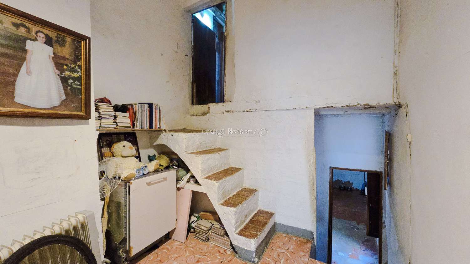 This traditional townhouse enjoys a central position, and offers accommodation with 5 bedrooms over two floors.