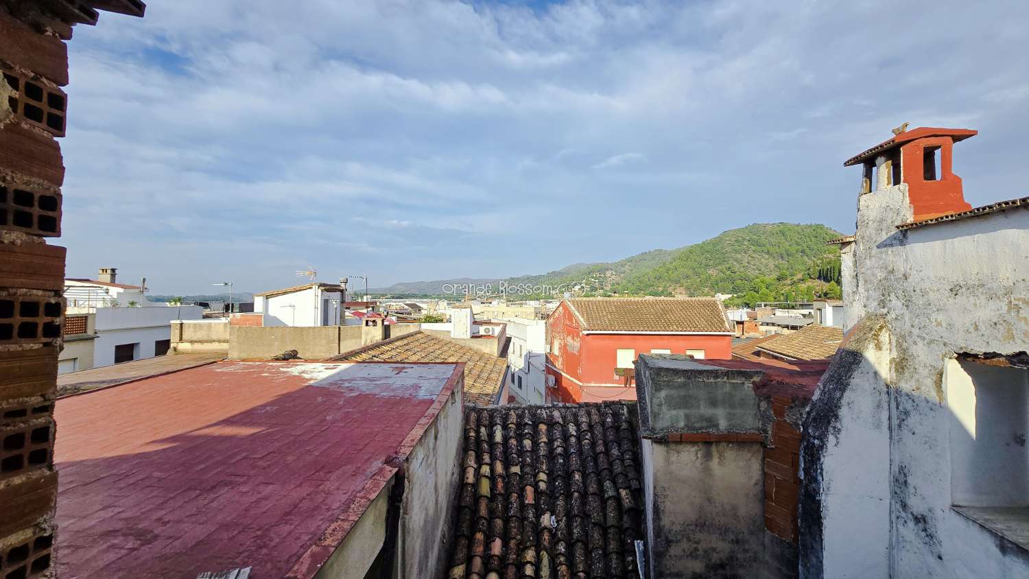 This traditional townhouse enjoys a central position, and offers accommodation with 5 bedrooms over two floors.
