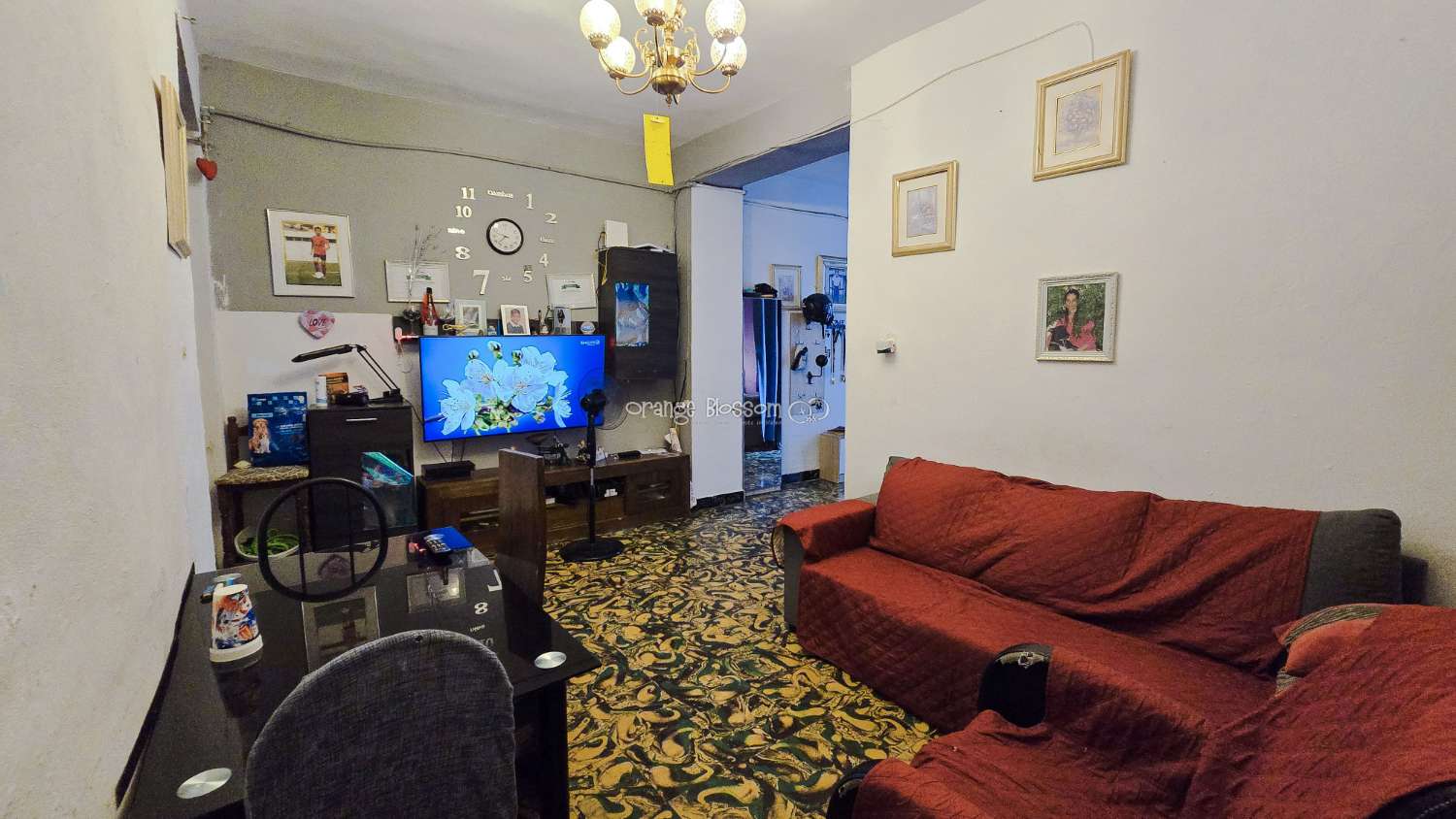 This traditional townhouse enjoys a central position, and offers accommodation with 5 bedrooms over two floors.