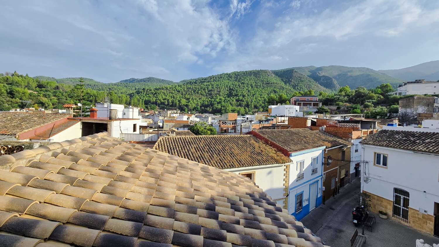 This traditional townhouse enjoys a central position, and offers accommodation with 5 bedrooms over two floors.