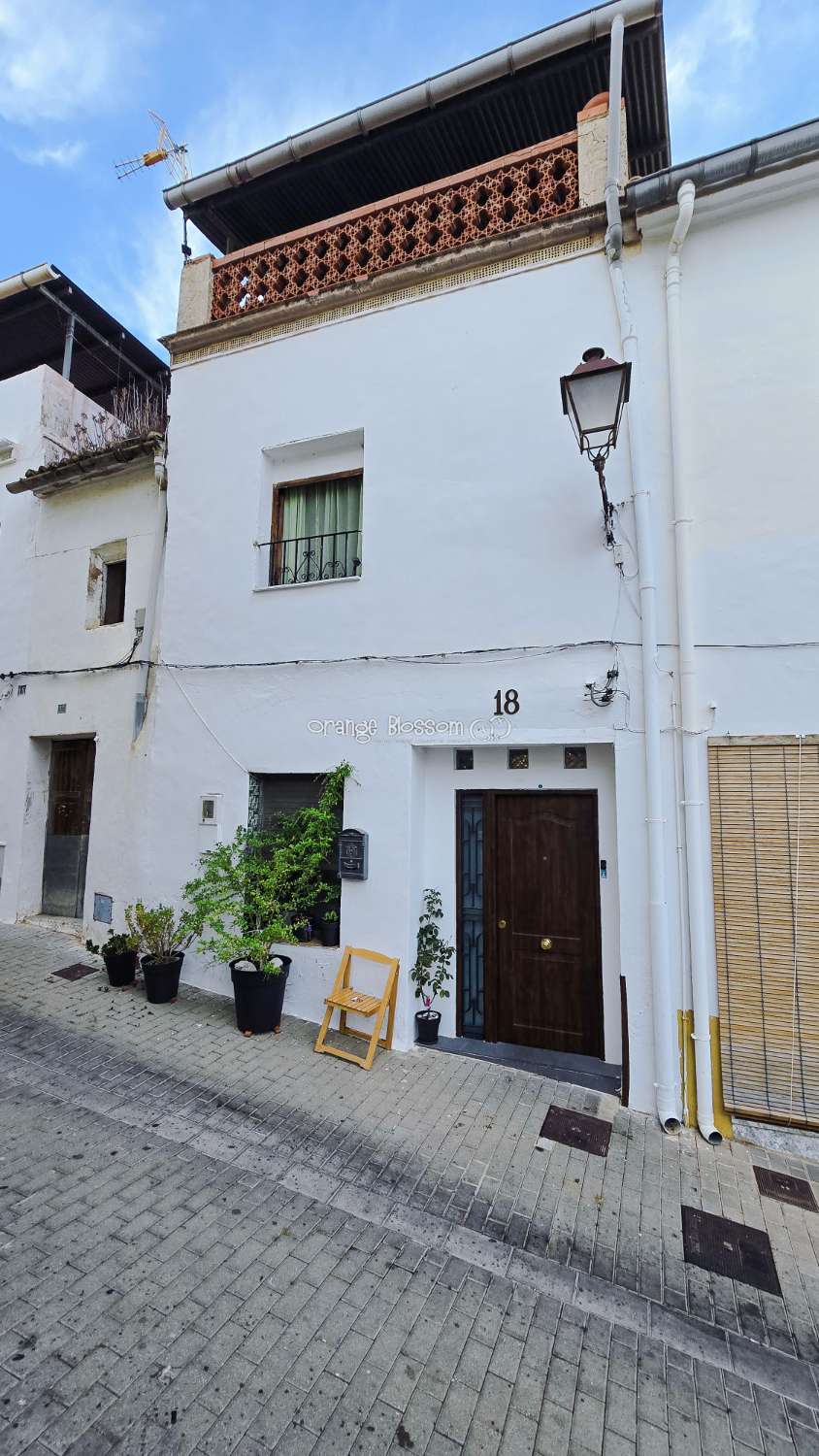 This traditional townhouse enjoys a central position, and offers accommodation with 5 bedrooms over two floors.