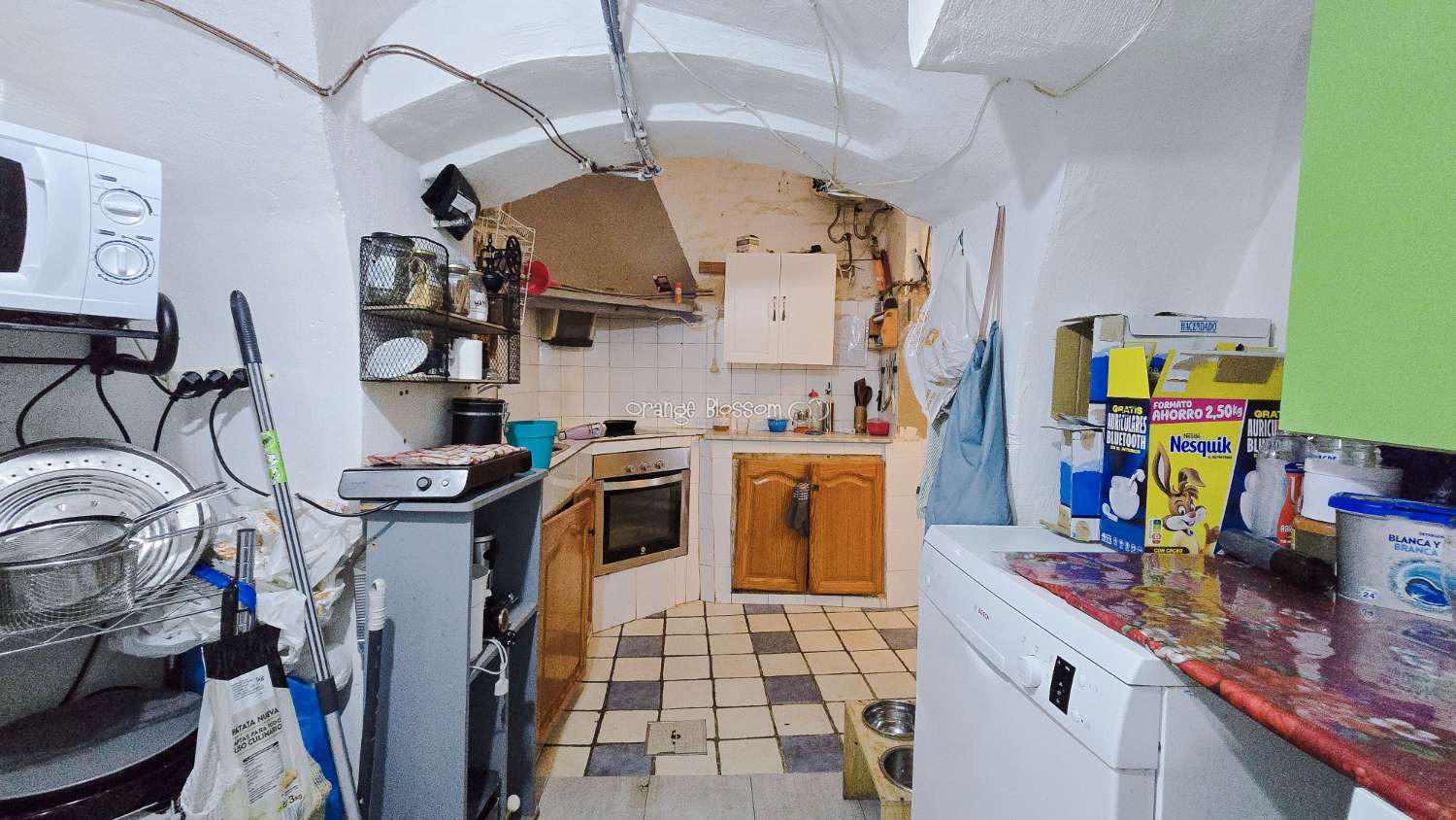 This traditional townhouse enjoys a central position, and offers accommodation with 5 bedrooms over two floors.