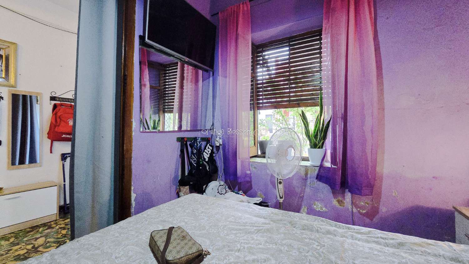 This traditional townhouse enjoys a central position, and offers accommodation with 5 bedrooms over two floors.