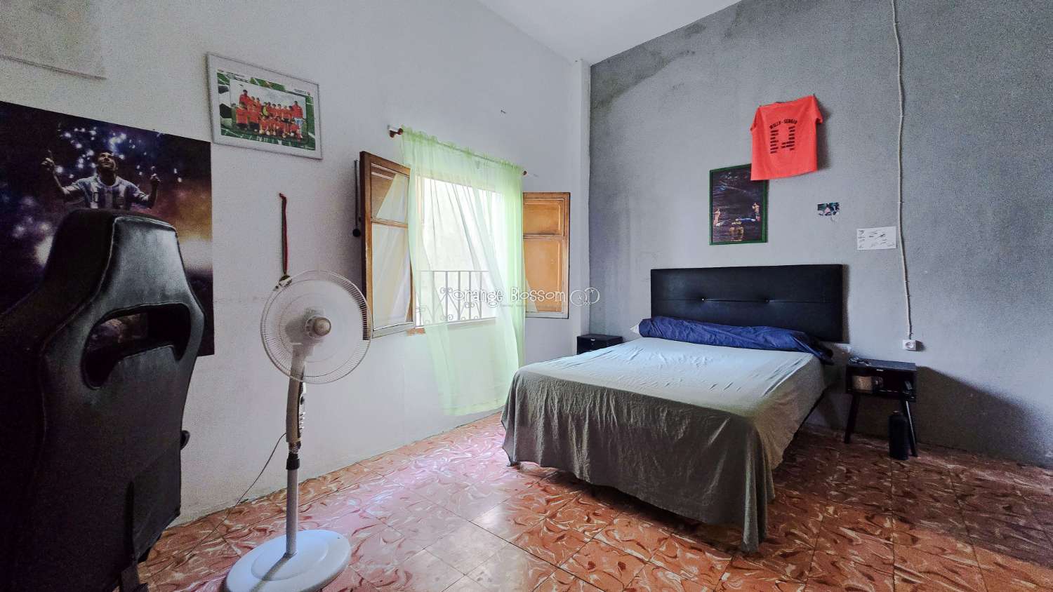 This traditional townhouse enjoys a central position, and offers accommodation with 5 bedrooms over two floors.