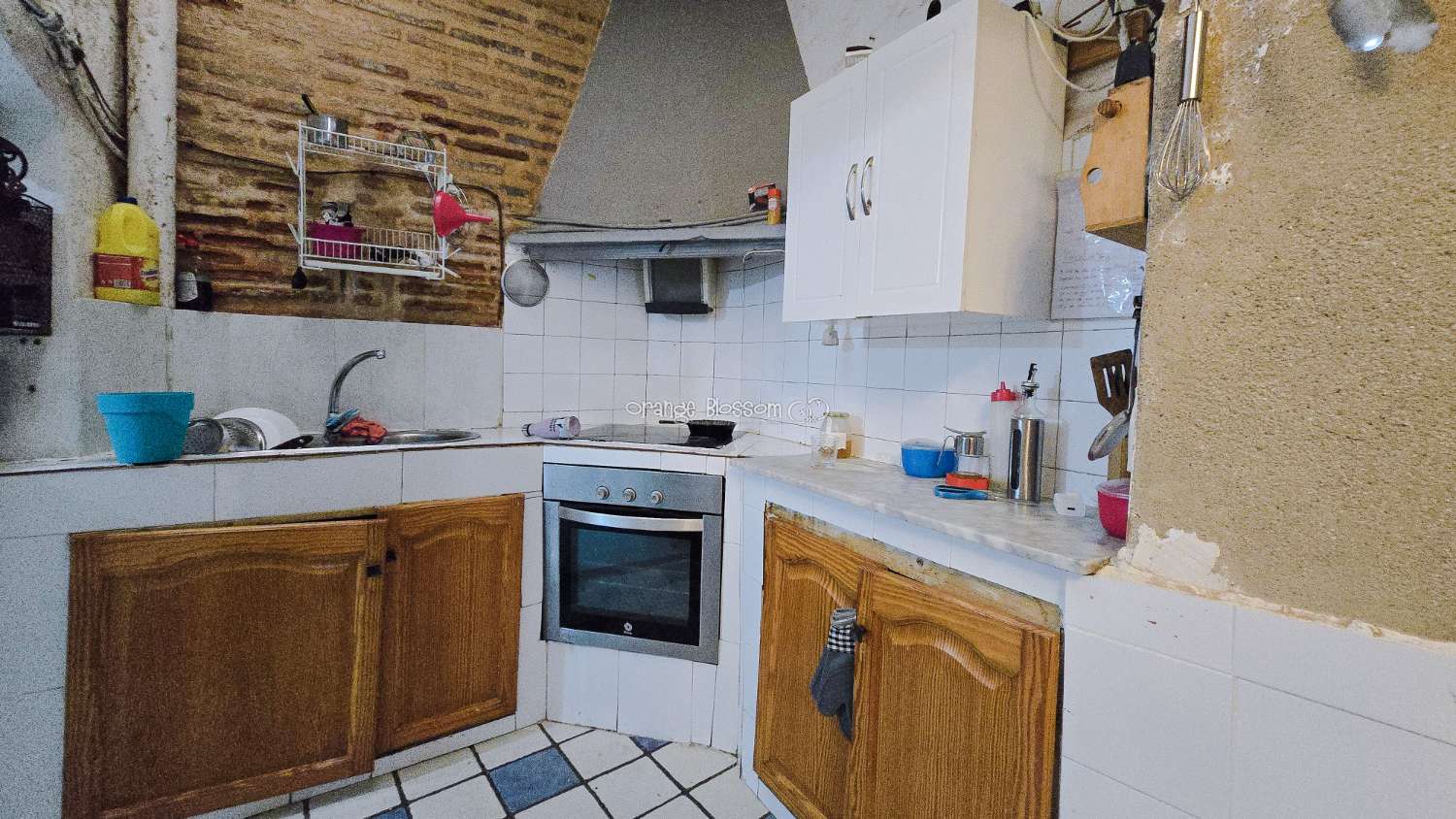 This traditional townhouse enjoys a central position, and offers accommodation with 5 bedrooms over two floors.