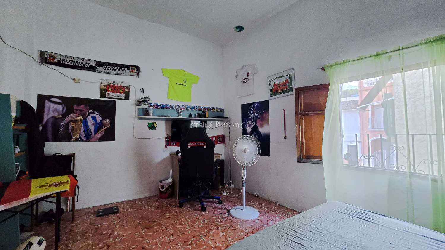 This traditional townhouse enjoys a central position, and offers accommodation with 5 bedrooms over two floors.