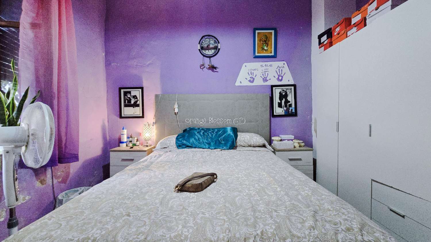 This traditional townhouse enjoys a central position, and offers accommodation with 5 bedrooms over two floors.
