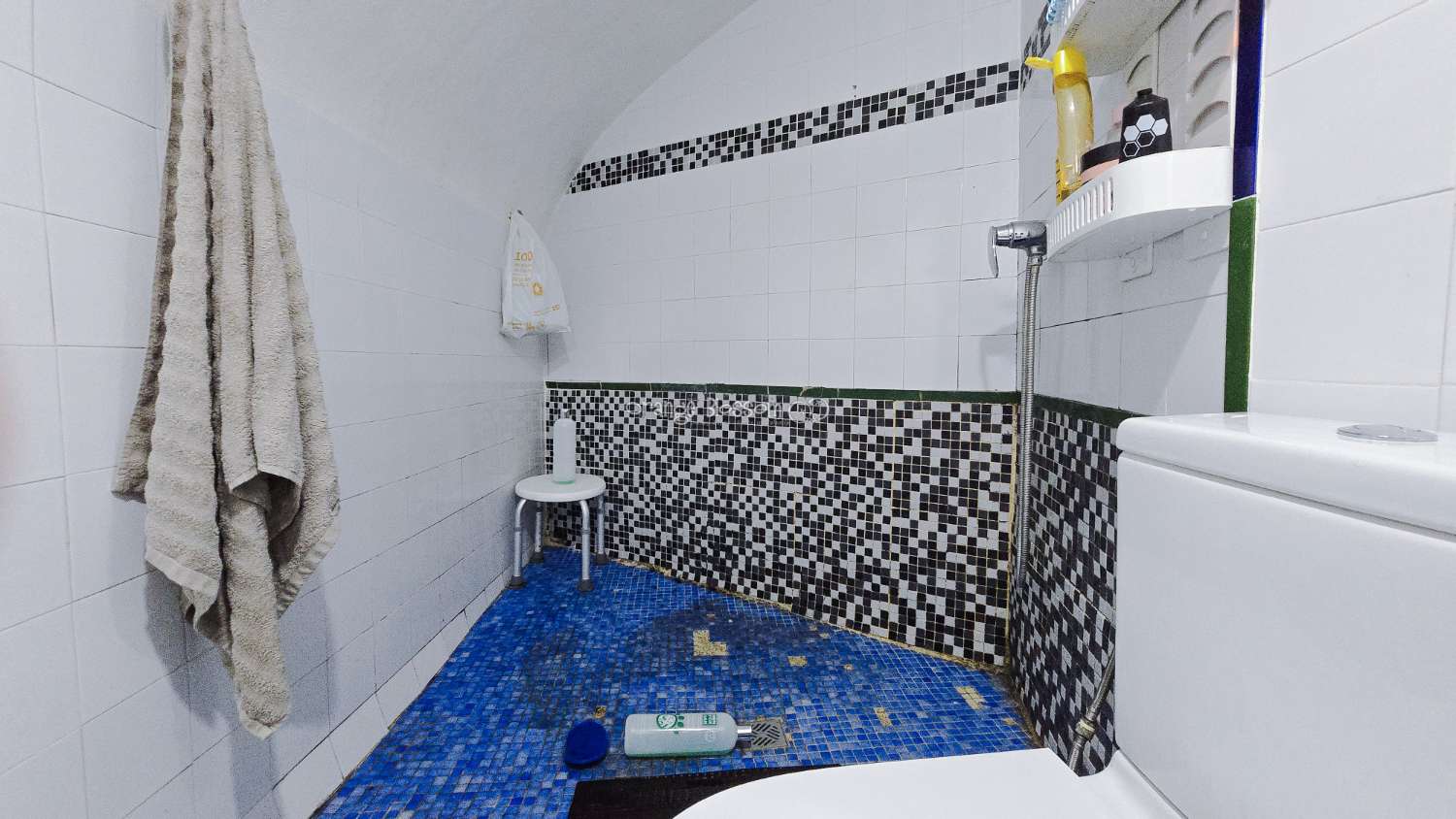 This traditional townhouse enjoys a central position, and offers accommodation with 5 bedrooms over two floors.