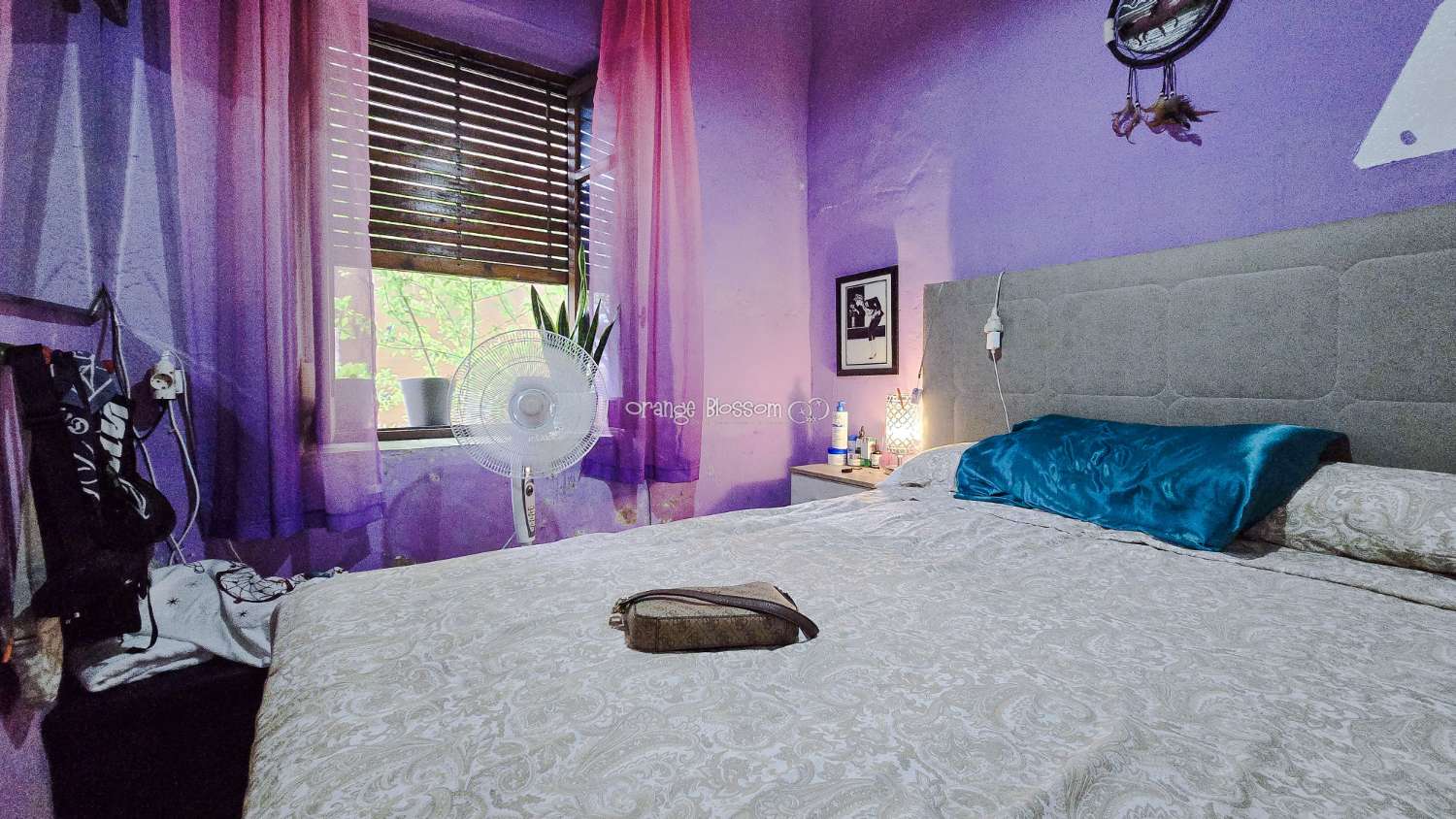 This traditional townhouse enjoys a central position, and offers accommodation with 5 bedrooms over two floors.