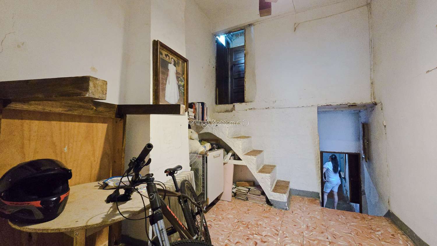 This traditional townhouse enjoys a central position, and offers accommodation with 5 bedrooms over two floors.