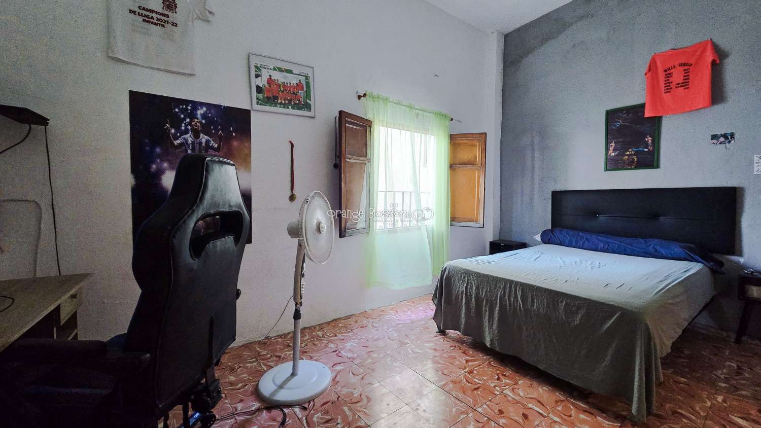 This traditional townhouse enjoys a central position, and offers accommodation with 5 bedrooms over two floors.
