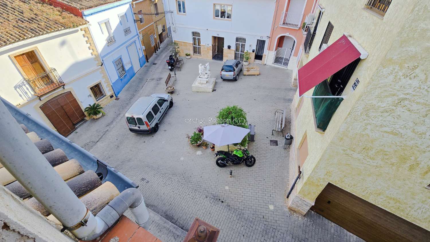 This traditional townhouse enjoys a central position, and offers accommodation with 5 bedrooms over two floors.