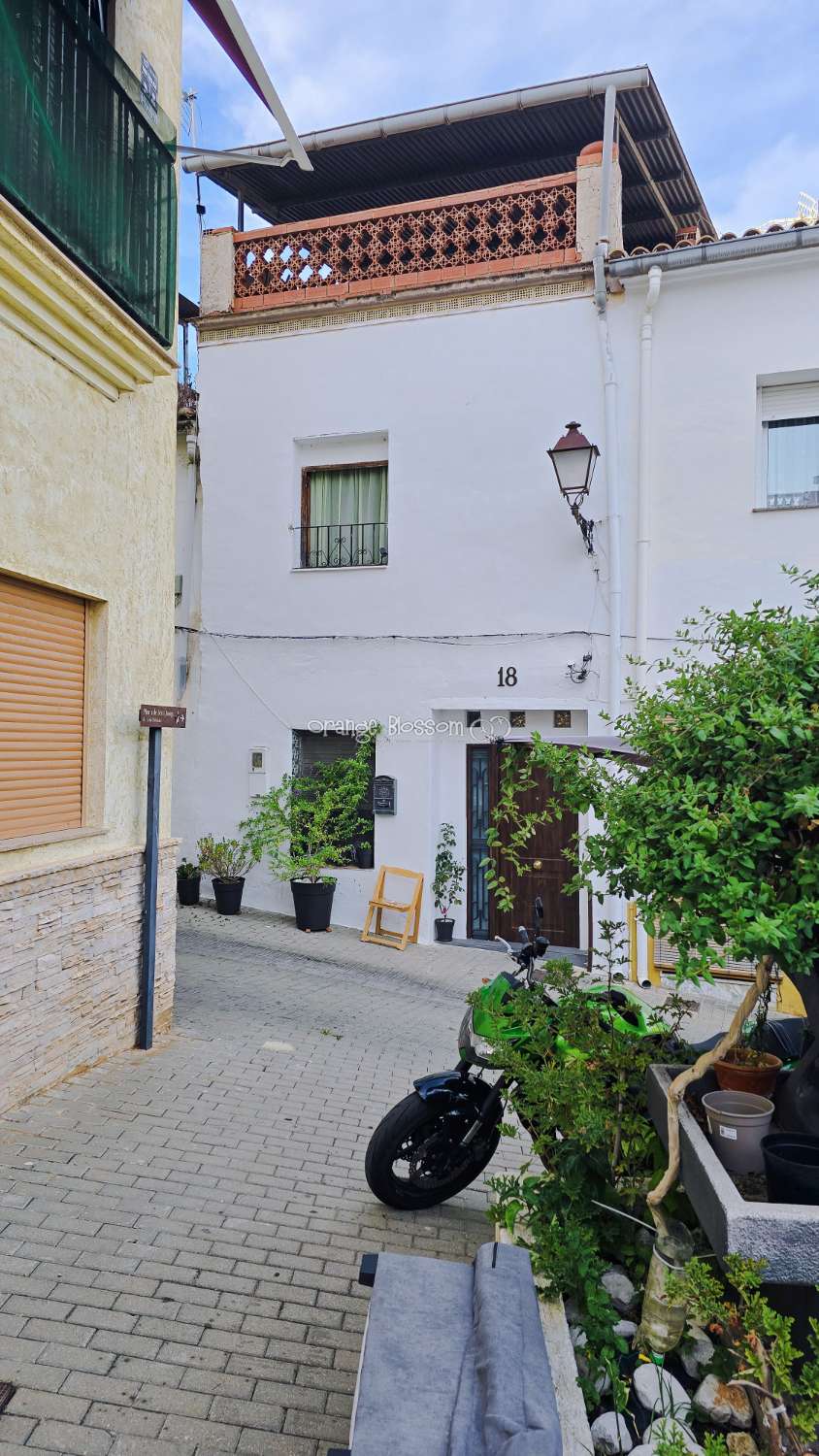 This traditional townhouse enjoys a central position, and offers accommodation with 5 bedrooms over two floors.