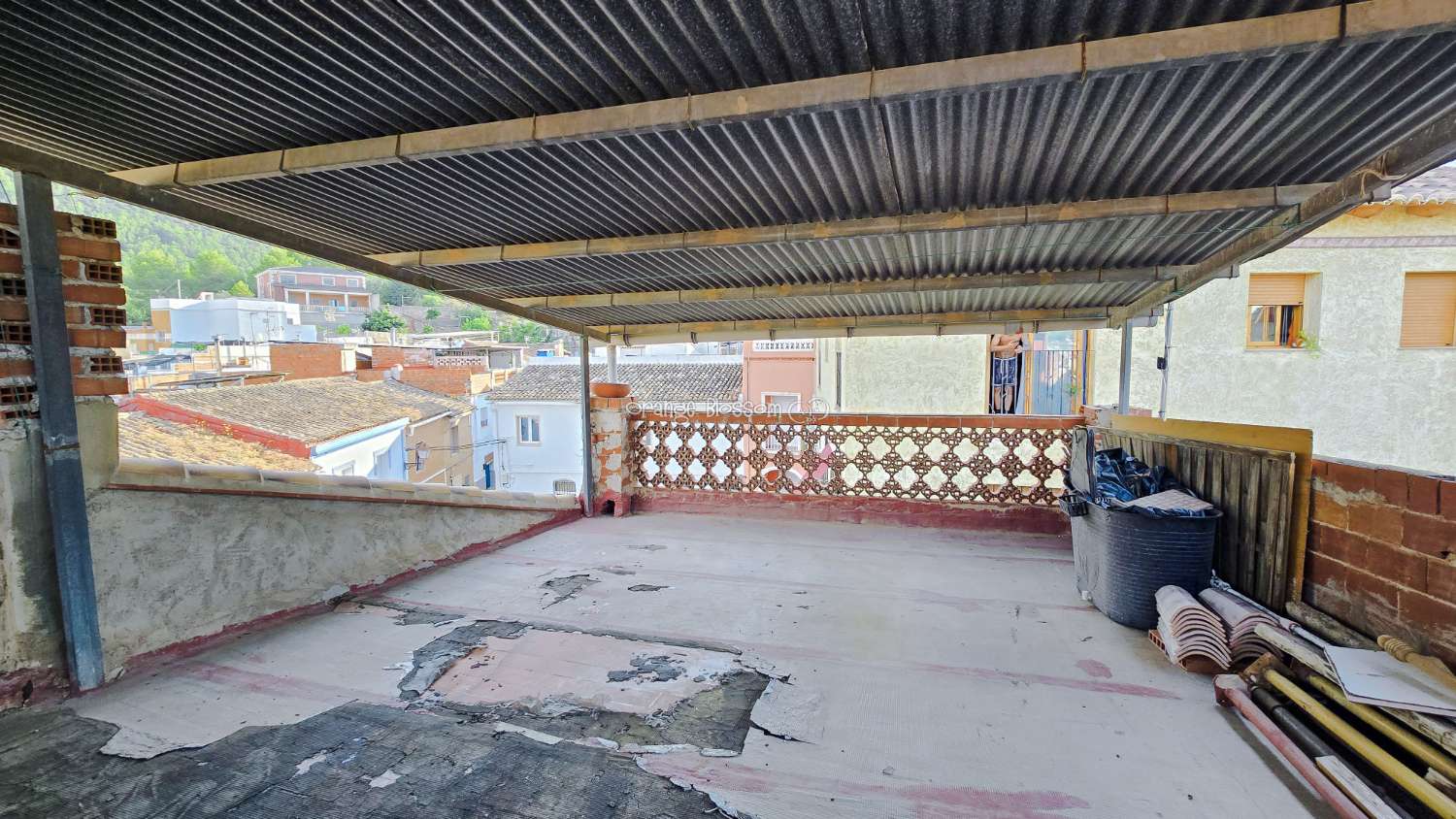 This traditional townhouse enjoys a central position, and offers accommodation with 5 bedrooms over two floors.
