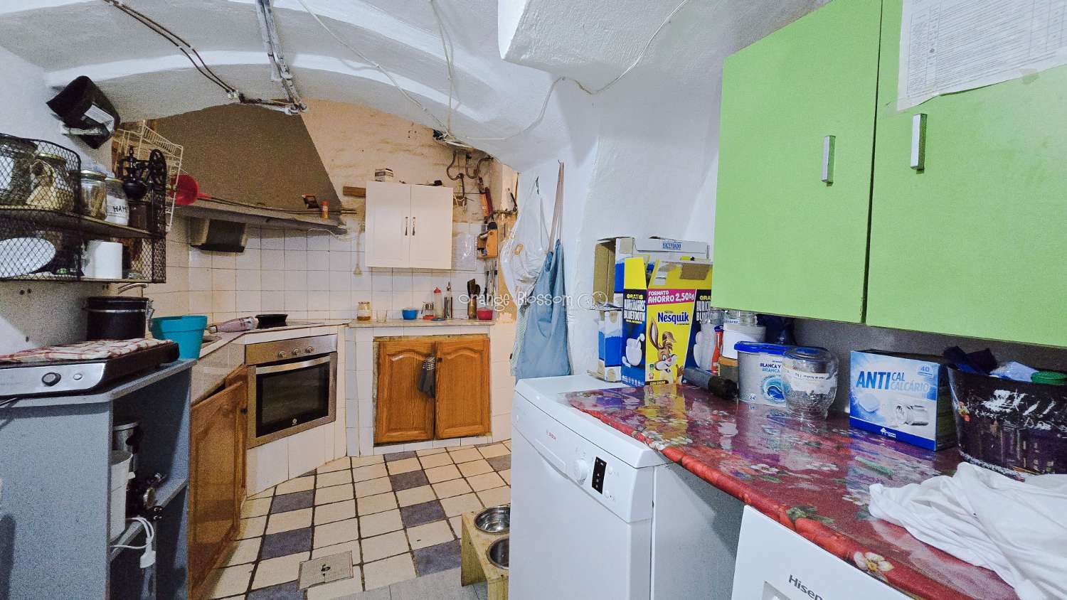 This traditional townhouse enjoys a central position, and offers accommodation with 5 bedrooms over two floors.
