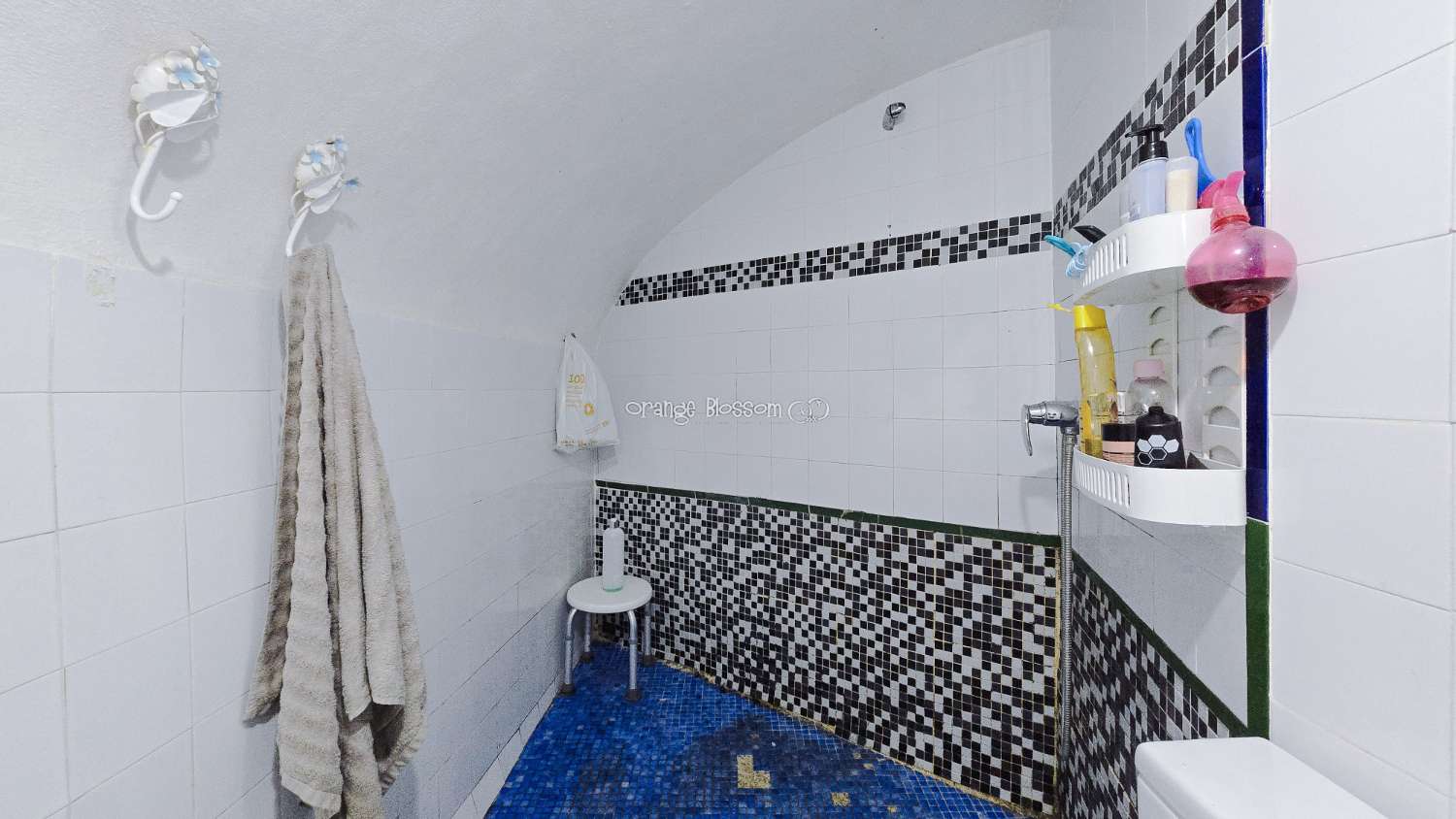 This traditional townhouse enjoys a central position, and offers accommodation with 5 bedrooms over two floors.