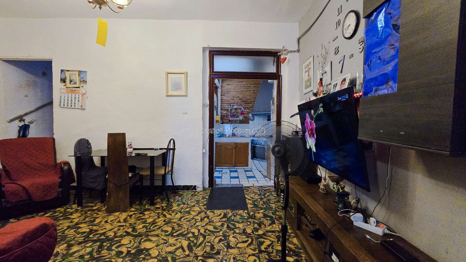 This traditional townhouse enjoys a central position, and offers accommodation with 5 bedrooms over two floors.
