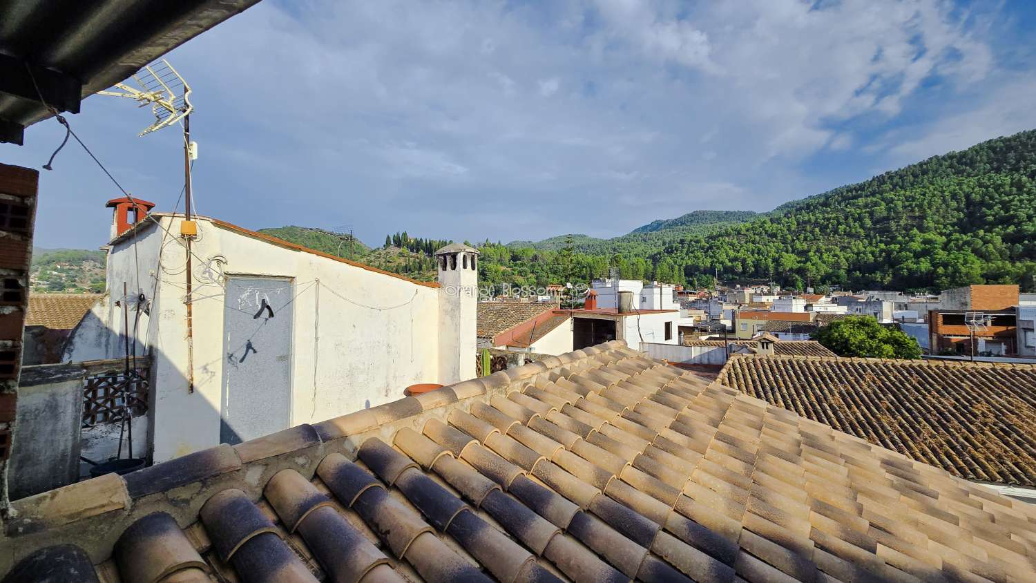 This traditional townhouse enjoys a central position, and offers accommodation with 5 bedrooms over two floors.