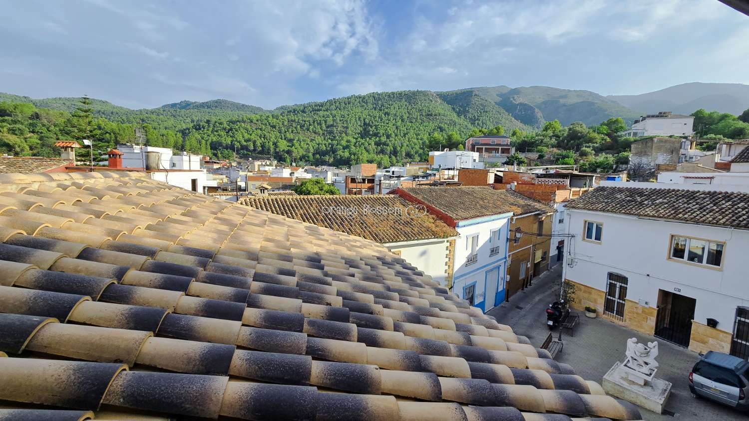 This traditional townhouse enjoys a central position, and offers accommodation with 5 bedrooms over two floors.