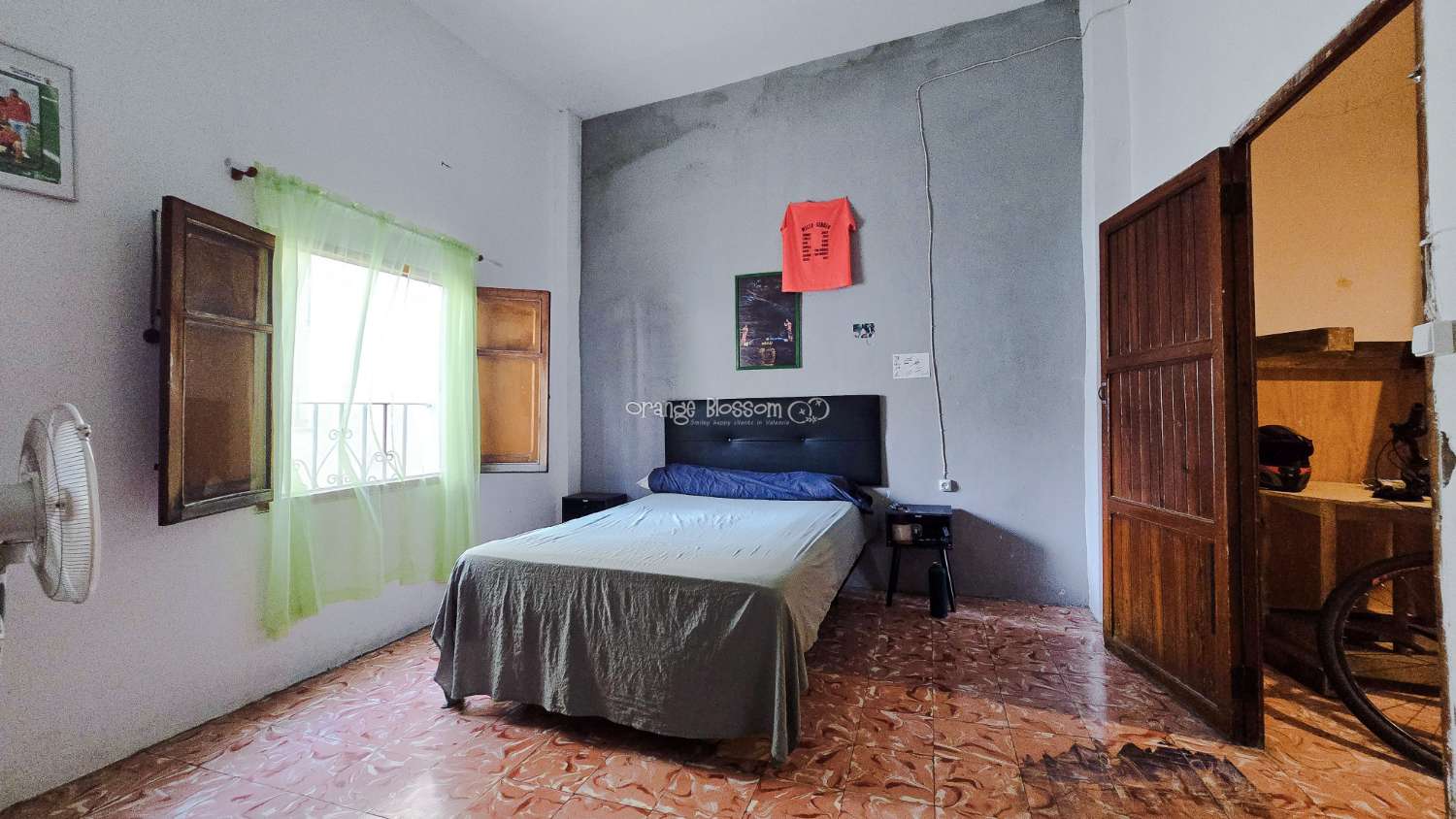 This traditional townhouse enjoys a central position, and offers accommodation with 5 bedrooms over two floors.