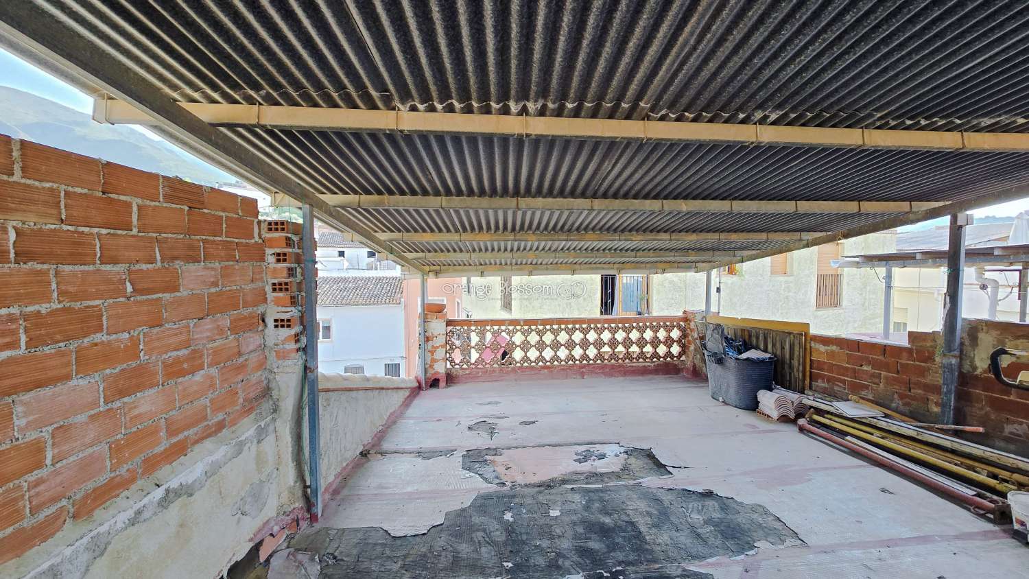This traditional townhouse enjoys a central position, and offers accommodation with 5 bedrooms over two floors.