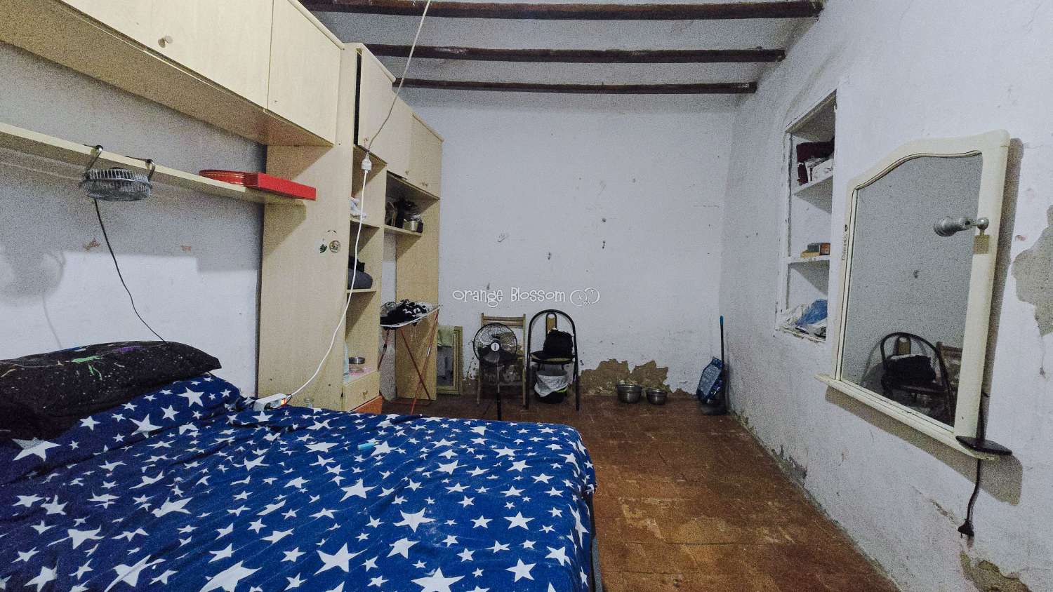 This traditional townhouse enjoys a central position, and offers accommodation with 5 bedrooms over two floors.